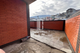 Продается 3-х этажный дом в отличном месте (Район троллейбусного кольца).